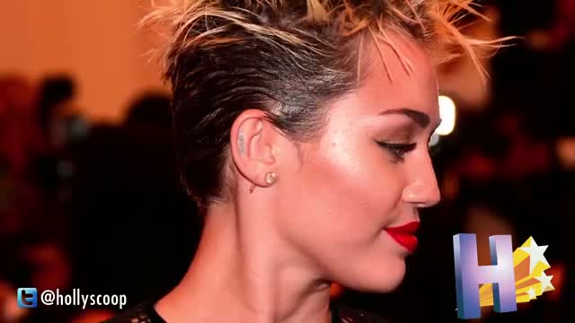Miley Cyrus Comes Face-To-Face With January Jones At 2013 Met Gala