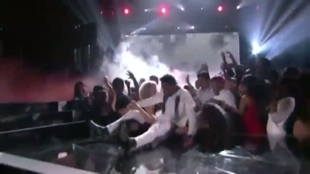 Miguel injures fans at the Billboard Music Awards