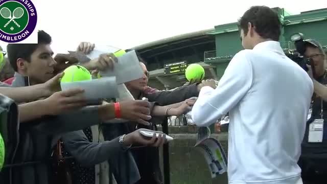 Fans go crazy for Roger Federer at Wimbledon 2013