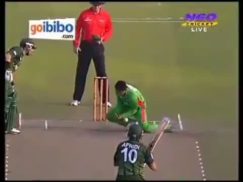 Most Funniest Dismissal in Cricket History - Shahid Afridi Wicket - 11 March 2012