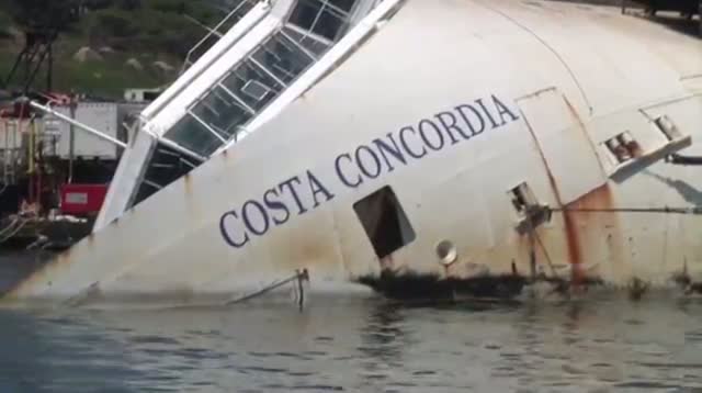 Salvage Crews Rush for Chance to Move Concordia
