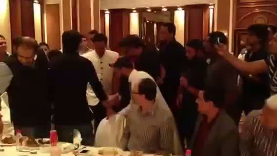 Salman Khan and Shahrukh Khan hug Each other at Baba Siddiques Iftaar Party - Unitezz.com