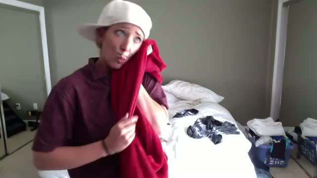 Jenna Marbles - How Guys Pack A Suitcase