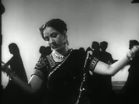 Meri Duniya Ke Garibo Jago - Superhit Classic Song - Dilip Kumar, Mumtaz Shanti - Ghar Ki Izzat