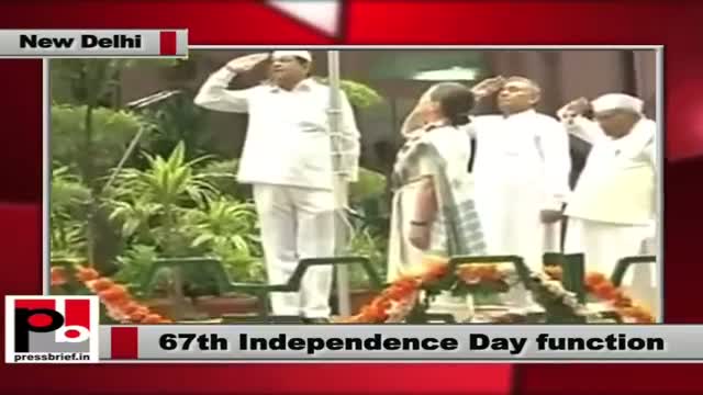 Sonia Gandhi hoists flag at AICC office on Independence day