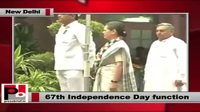 Sonia Gandhi hoists tricolour at AICC headquarters on 67th I-day