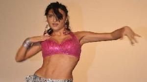 Mickey Virus's Elli Avram HOT dance performance