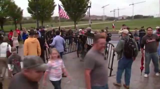 Crowd Pushes Through Barriers to WWII Memorial