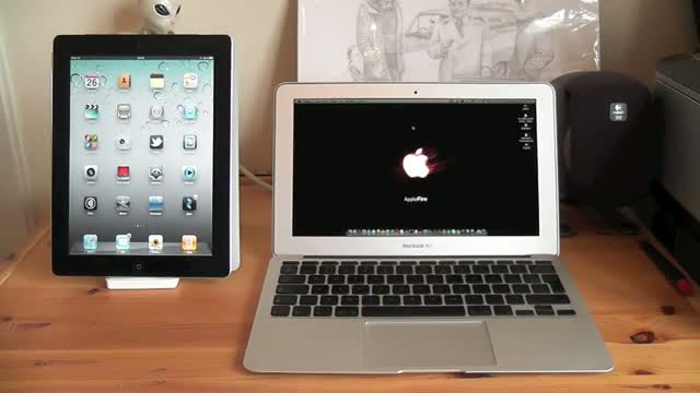 Apple MacBook Air 11 inch vs iPad 2 Comparison