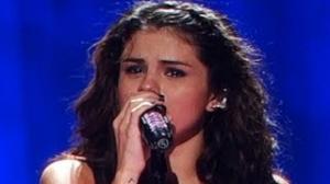Selena Gomez CRIES for Justin Bieber On Stage