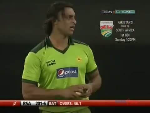 Shoaib Akhtar Classic - Hit the batsman then bowl him out