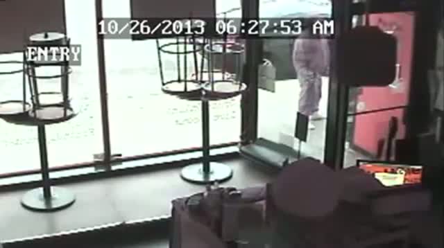 Thief Fails to Steal IPad at Pizza Joint