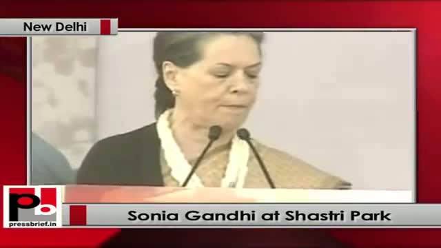 Sonia Gandhi speaks at Congress election rally at Shastri Park (New Delhi)