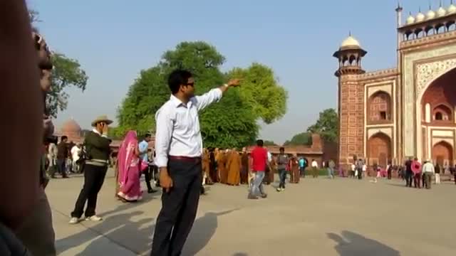 Guide talk before going to Taj Mahal