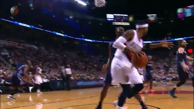 NBA: Mo Williams Serves the Tasty Behind-the-Back Dish to Lopez for the Smash