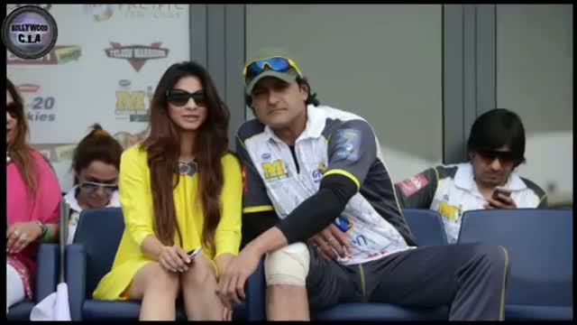 Armaan Kohli & Tanisha get INTIMATE in public video