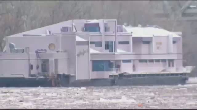 Floating Restaurant Breaks Loose on Ohio River