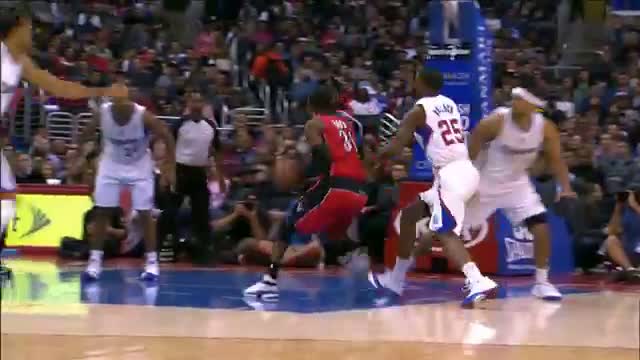 NBA: Terrence Ross Changes Hands in Mid-Air for the Vicious Dunk