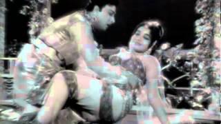 Sirithaal Thangapadumai - MGR, Jayalalitha, Vanisri - Kannan En Kadhalan - Tamil Classic Song