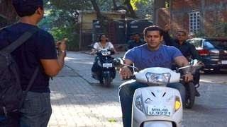 Salman Khan's SCOOTER RIDE for FUGLY!