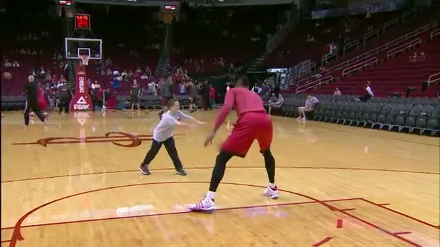 NBA: Dwight Howard Plays 2-On-1 with Some Young Fans
