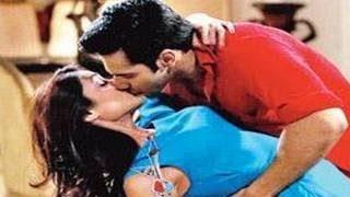 Varun Dhawan & Ileana Dcruz HOT KISS in Main Tera Hero