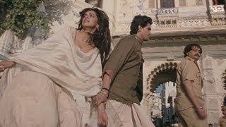 Will Ranveer save Deepika, or will they get separated? - Goliyon Ki Rasleela Ram-leela (Bollywood Movie)