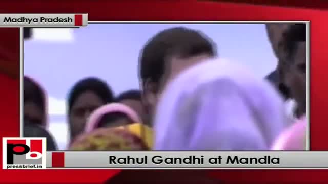 Rahul Gandhi interacts with tribal women at Mandla, Madhya Pradesh
