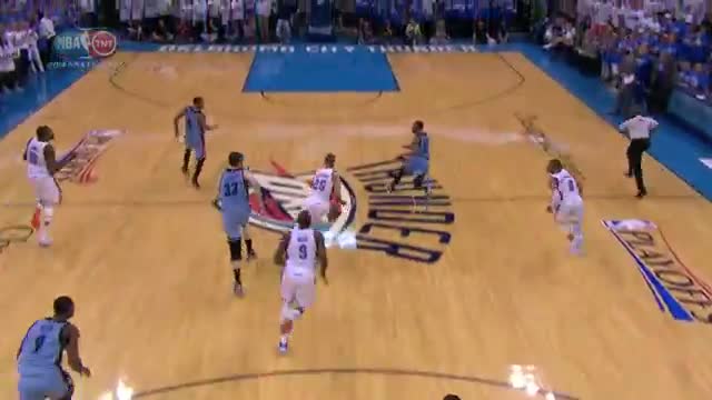 NBA: Russell Westbrook Gets Free and Throws the Hammer Down (Basketball Video)