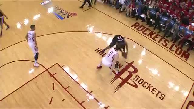NBA Duel: LaMarcus Aldridge vs. Dwight Howard (Basketball Video)