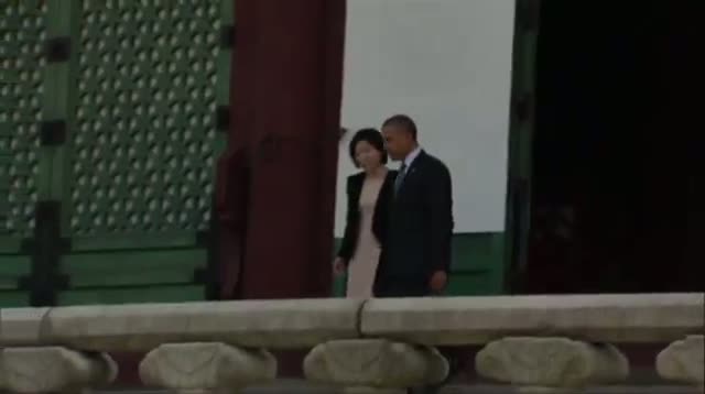 Raw: Obama Tours Gyeongbok Palace