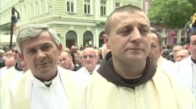 Bosnians Unveil Pope Statue