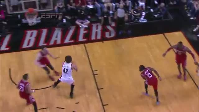 NBA: Robin Lopez Throws Down the Poster Over Omer Asik (Basketball Video)