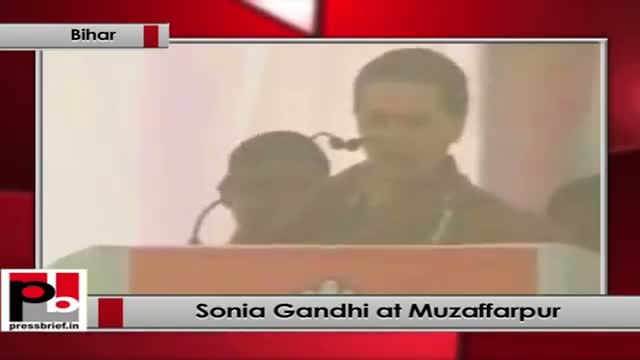 Sonia Gandhi adresses an election rally in Muzaffarpur, Bihar