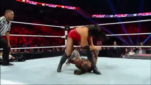 Naomi suffers an injury: WWE Total Divas, May 11, 2014