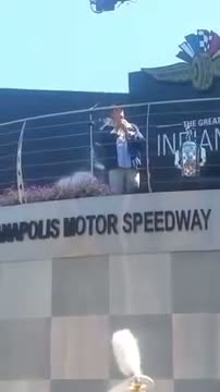 Jim Nabors sings 'Back Home Again in Indiana' at Indy 500 for final time