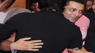 Salman Khan & Shahrukh Khan to HUG AGAIN at Aditya Chopra's Iftaar party