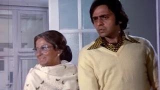 Moushumi Chatterjee gets notorious with Keshto Mukherjee - Zindagi