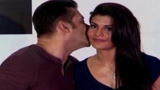 Salman Khan KISSES Jacqueline Fernandez in PUBLIC