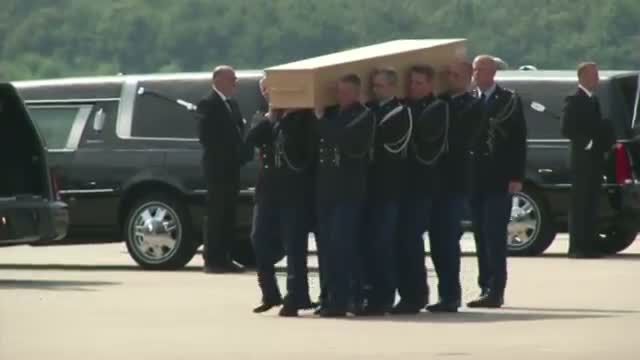 Planes With MH17 Victims Land in Eindhoven