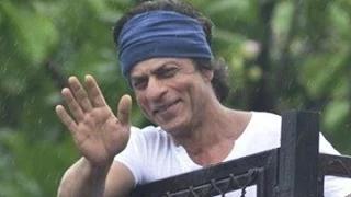 Shahrukh Khan Waving To Fans From House On Eid