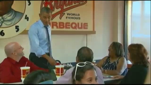 Obama Eats Ribs in Kansas City
