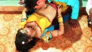 Garam Lage Choli Kah Ta Saiyan (Hot Bhojpuri Item Dance Video Song) Kaise Kahin Tohra Se Pyar Ho Gail