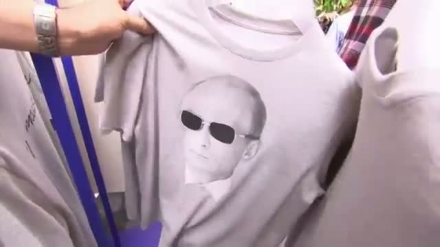 Russians Line Up for Putin T-Shirts