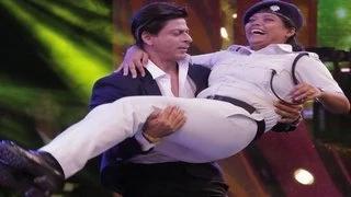 Shahrukh Khan lifts a lady Constable - SPARKS CONTROVERSY