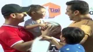 Salman Khan plays with Aamir Khan's son Azad Rao Khan