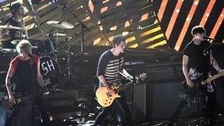5 Seconds Of Summer 'Amnesia' Performance at MTV VMA 2014 Is Unforgettable (5SOS)