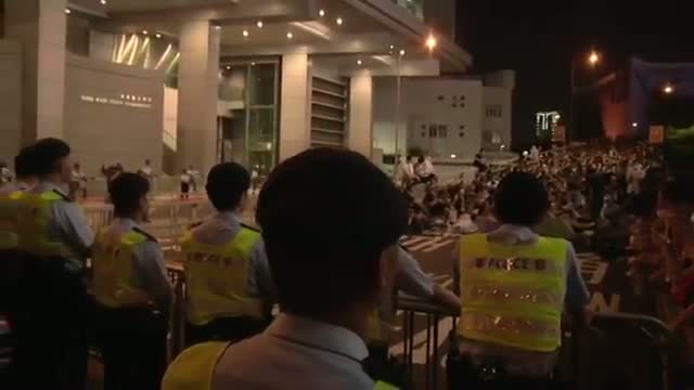 Hong Kong Protesters Block Roads