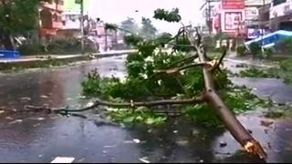 Cyclone Hudhud hits Andhra Pradesh coast