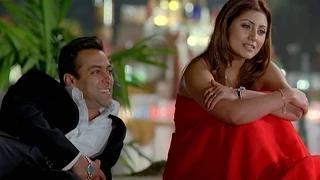 Salman Khan intentionally throws Rimi Sen into the pool - Kyoki